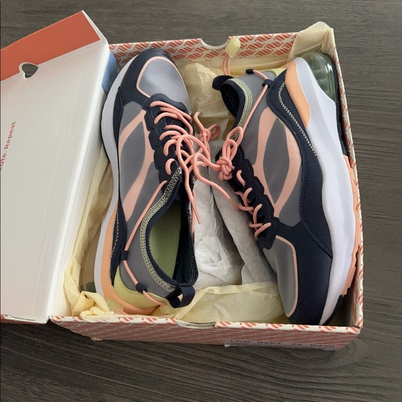 Fabletics Sneakers - Picture 3 of 8